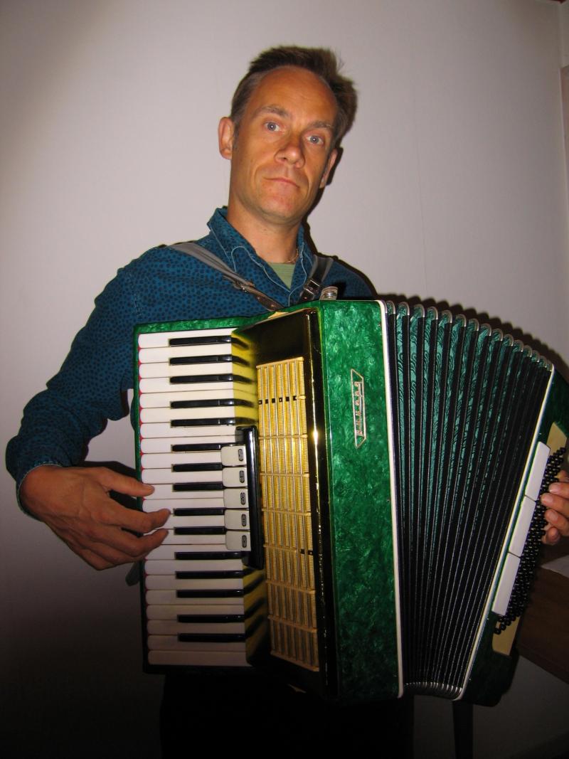 Carl U-S with his dear Accordeon
